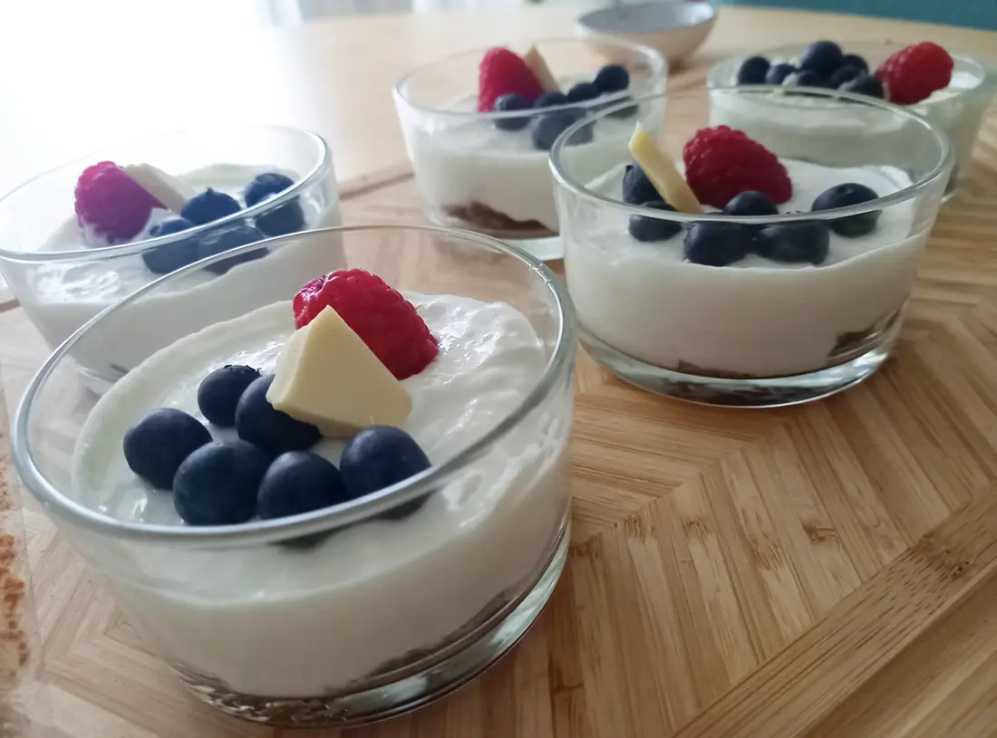 Feestelijke witte chocolademousse klaar om uit te serveren, een heerlijk dessert.